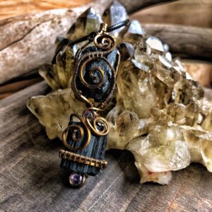 流・手作 古董黃銅線編織紫水晶與黑碧璽，項鍊。Amethyst＆Black tourmaline necklace.