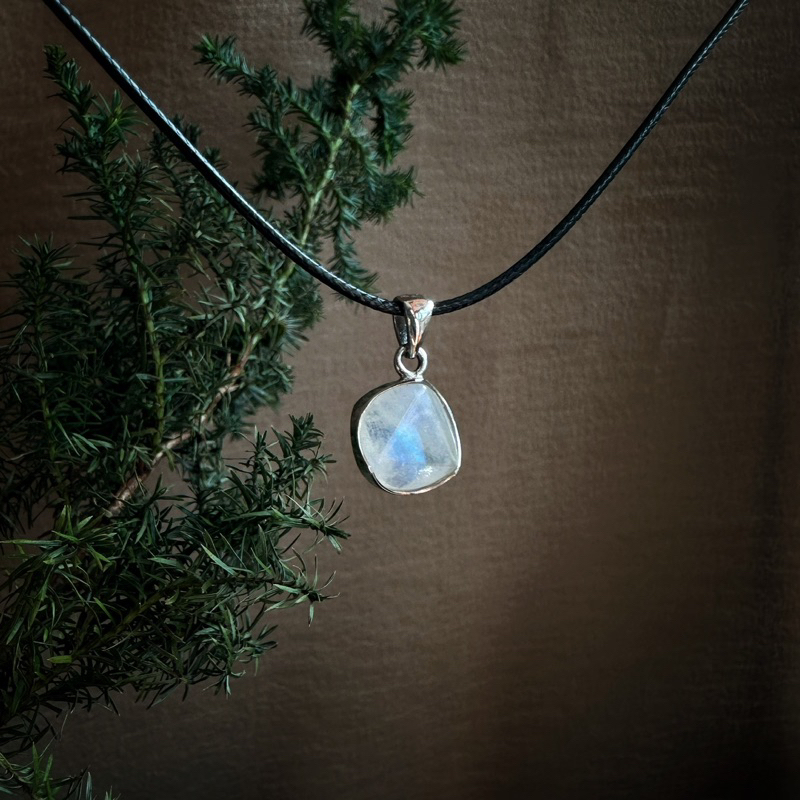 🇮🇳斯里蘭卡頂級藍光月光石大衛星925純銀蠟繩項鍊。White Moonstone Necklace