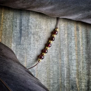 「生命之石」紅石榴石防水蠟繩項鍊。Garnet Necklace